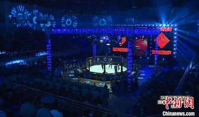 临沧体育场灯光璀璨、对