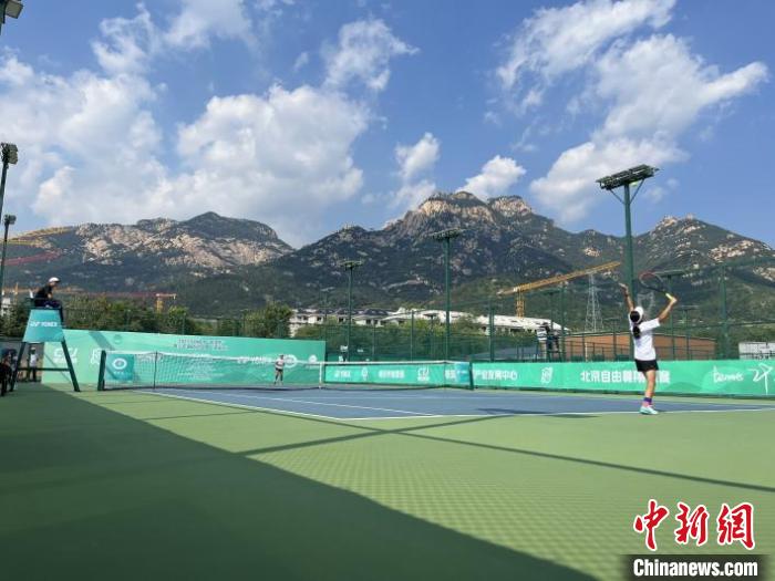 泰安市体育中心网球场举行的YONEX郑洁杯青少年网
