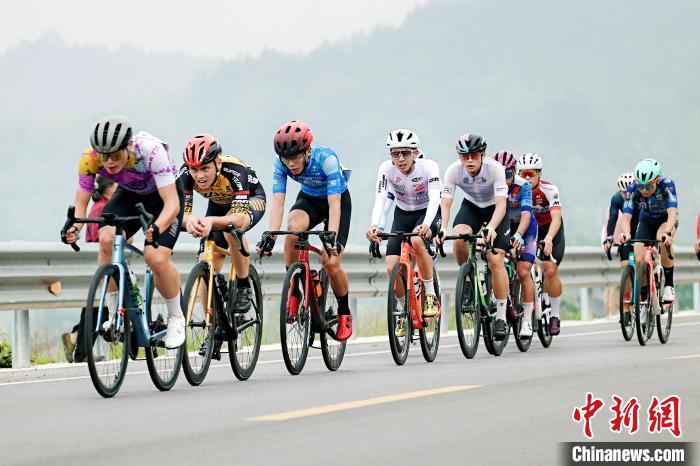 2025长江三峡自行车赛忠县站开赛 500余名选手竞逐