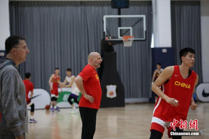 中国男篮18人集训名单公布 周琦入选郭艾伦落选