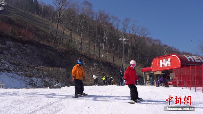 吉林北大湖雪场试滑开启新雪季 亚洲最大雪场迎