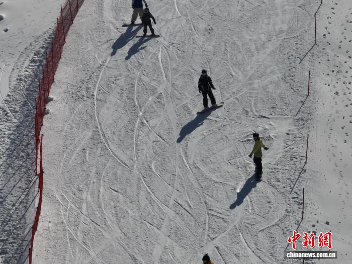 吉林北大湖雪场试滑开启新雪季 亚洲最大雪场迎