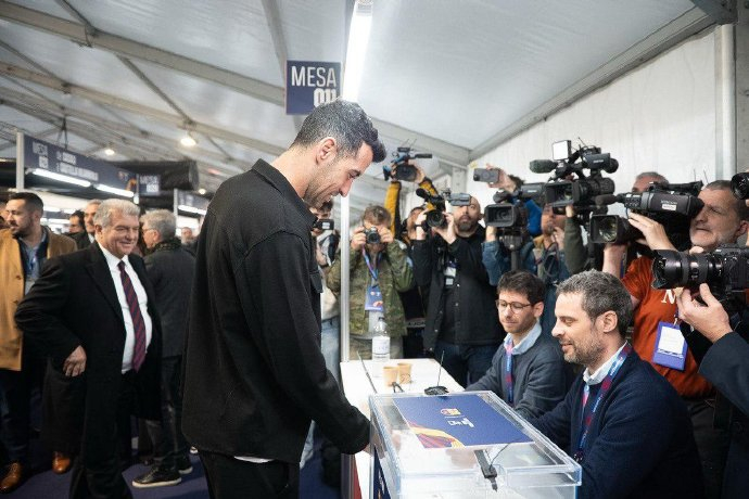 丰特批评拉波尔塔合影行为 强调巴萨团结