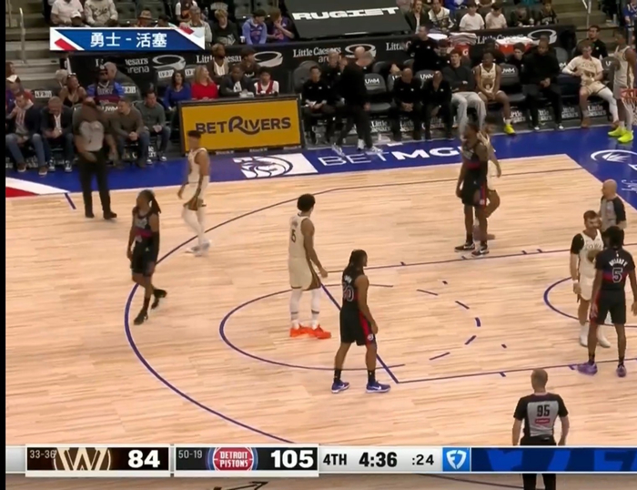 勇士逆转取胜 库里三分绝杀助队登顶西部榜首