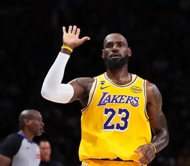 詹姆斯三双助湖人八连胜 东契奇砍60分创纪录