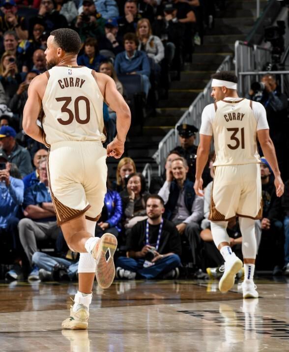 勇士逆转国王终结四连败 库里复出首战贡献17分