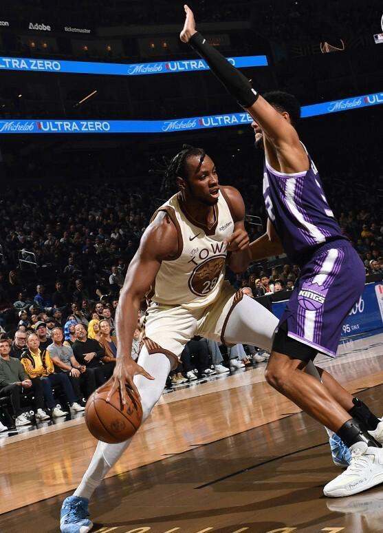 勇士逆转国王终结四连败 库里复出首战贡献17分