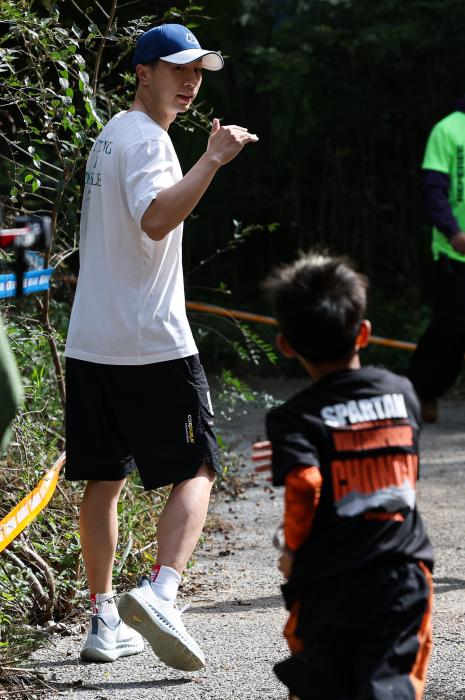 近七千小勇士角逐斯巴达勇士赛 马龙携子参赛助