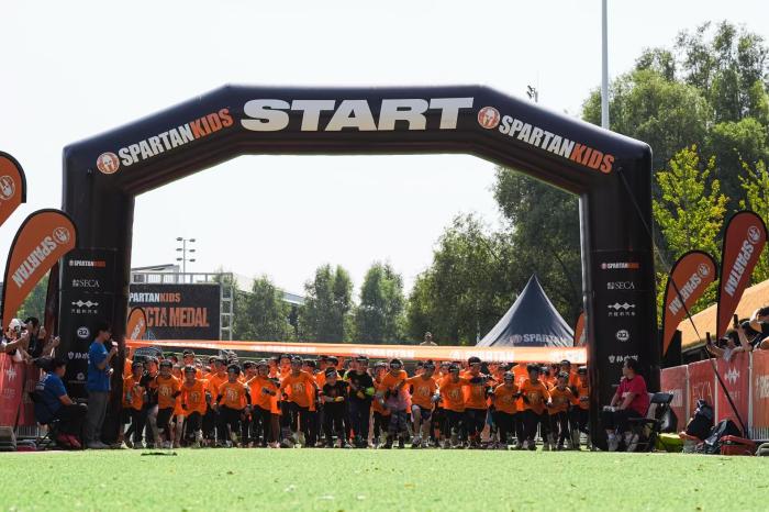 近七千小勇士角逐斯巴达勇士赛 马龙携子参赛助