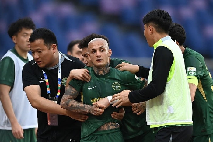 升班马重庆铜梁龙客场力克浙江队 米特里策红牌