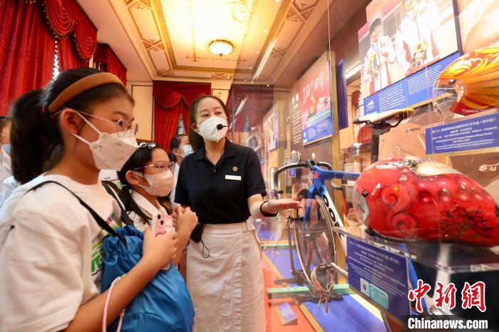 钟天使带领少年儿童沉浸式体验上海体育文化传